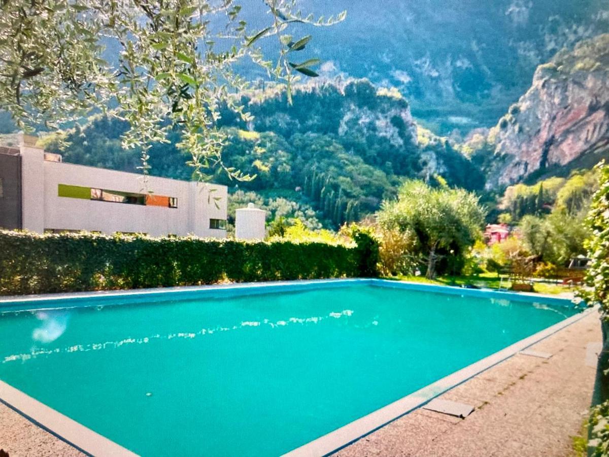 Appartamento Peppino Mit Seeblick Und Pool 加尔达湖滨 外观 照片